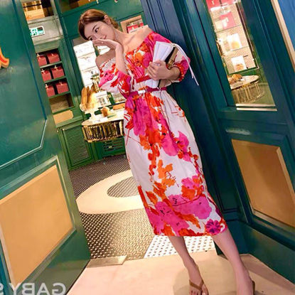 Ảnh của Đầm lụa bệt vai họa tiết mới nhất năm nay